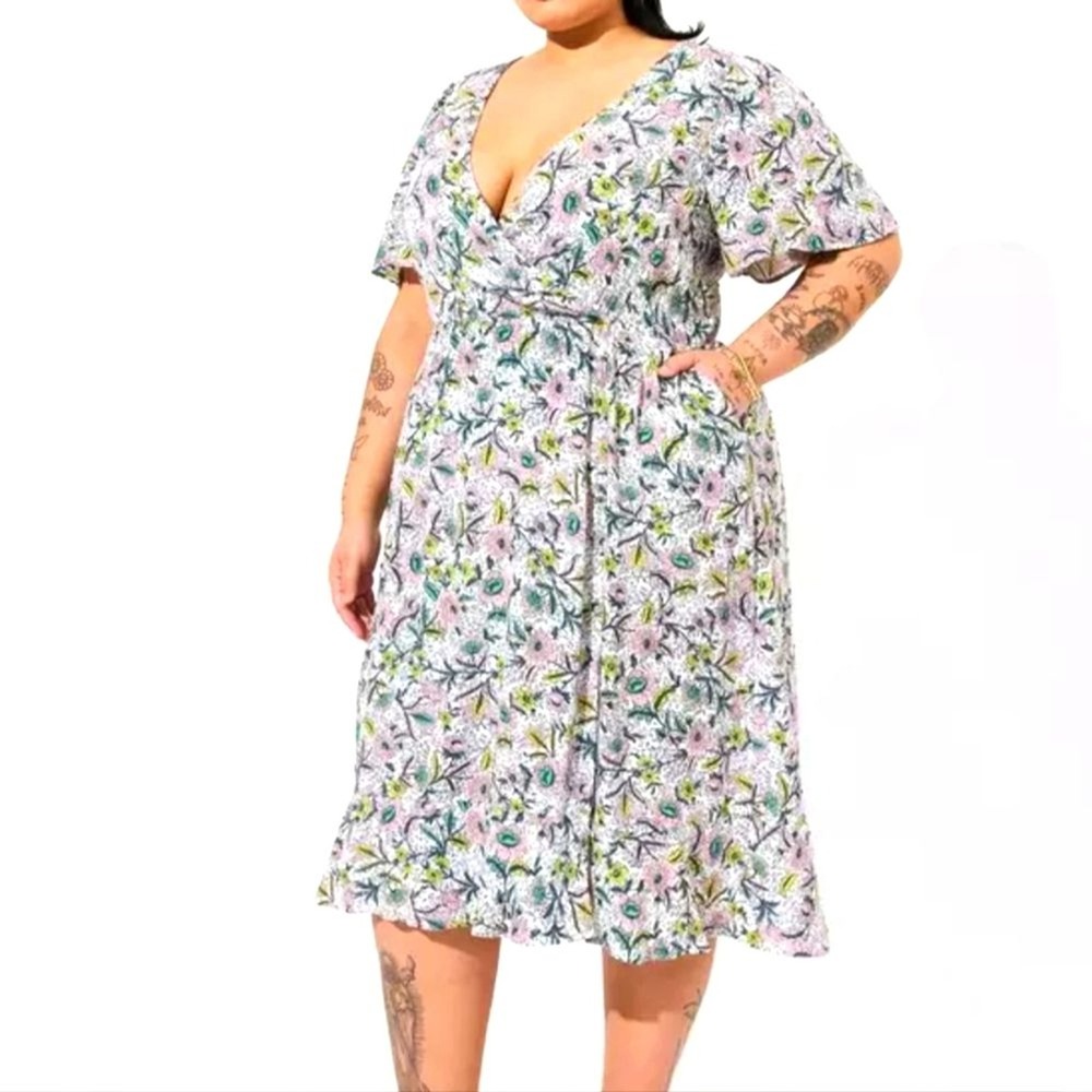 Torrid Dress Plus 0 0X NWT Wrap Hi Low Midi White Floral Print Pockets NEW